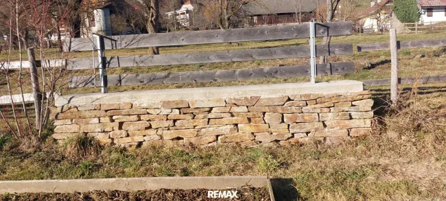 Einfriedung mit Natursteinen