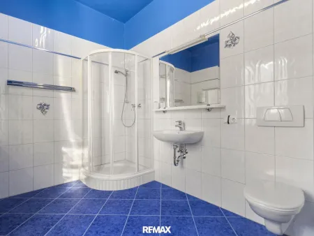Badezimmer in Weiß und Blau