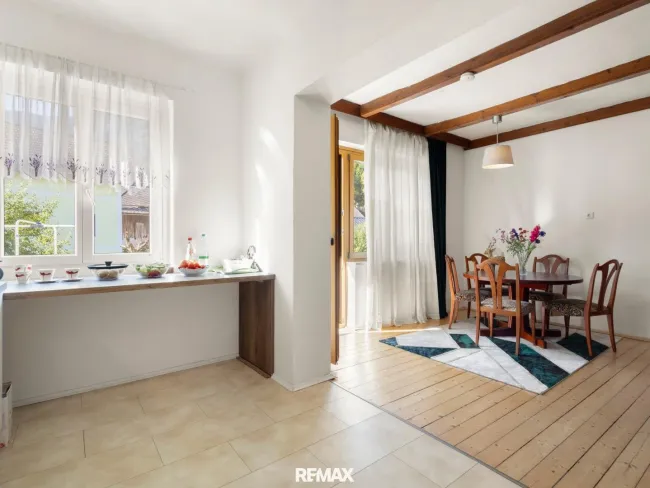 Blick von der Küche zum Esszimmer