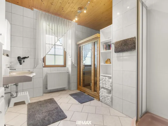 Badezimmer in der Ferienwohnung mit Infrarotkabine