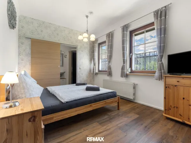 Schlafzimmer im Obergeschoss mit Bad