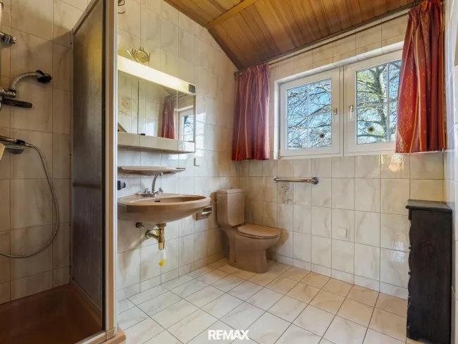 Badezimmer mit Duschkabine