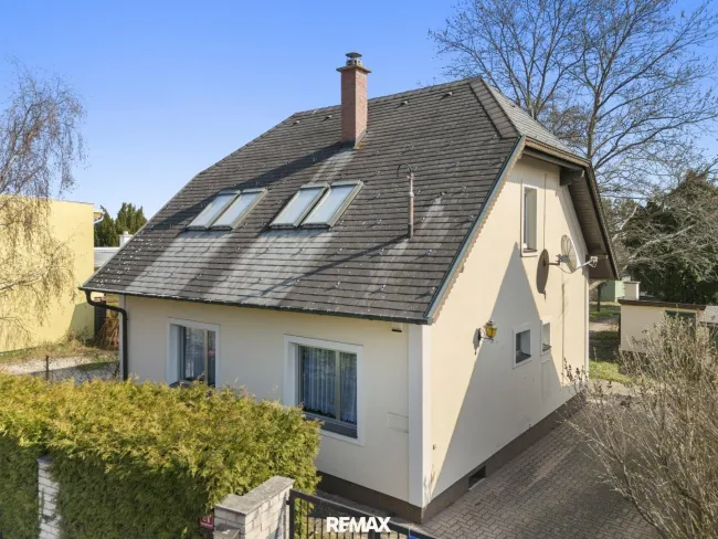 Aussenansicht im beginnenden Frühling