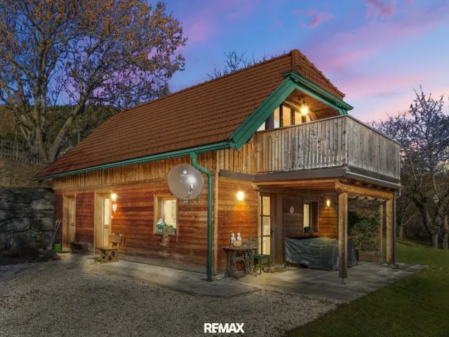 Behagliches Haus mit Balkon in Abendstimmung