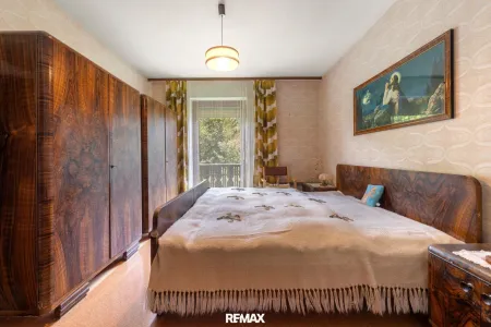 Schlafzimmer mit Zugang zum Balkon