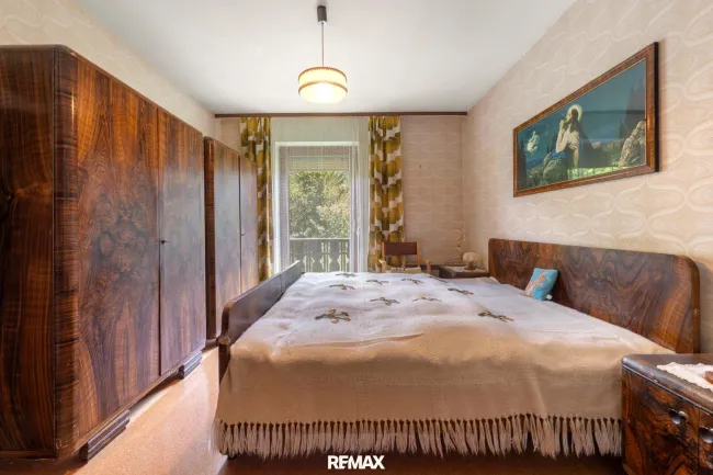 Schlafzimmer mit Zugang zum Balkon