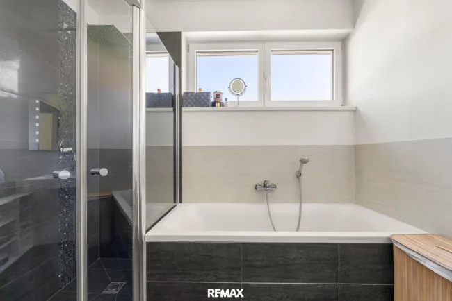 Dusche und Badewanne