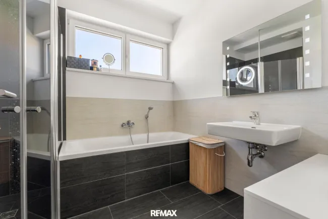 Badezimmer mit Fenster