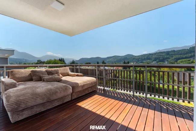 Einladender, überdachter Balkon