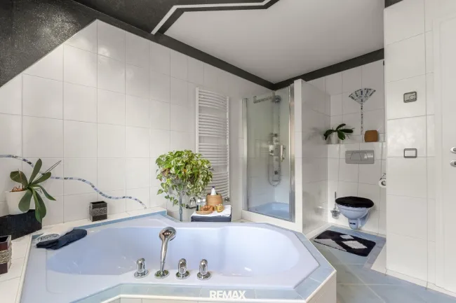 großzügiges Badezimmer