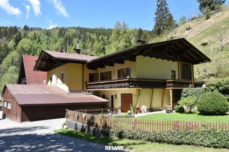 Haus und Zufahrt