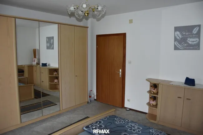 SZ mit Spiegelschrank