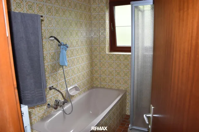 Badewanne und Dusche