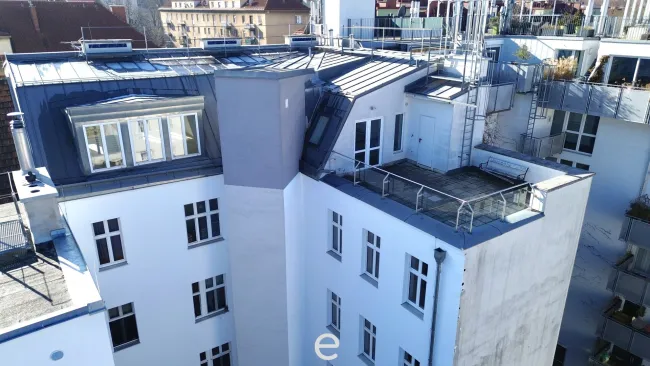 Stadtleben mit Panorama – Stilvolle Dachgeschosswohnung im Gründerzeithaus - Titelbild