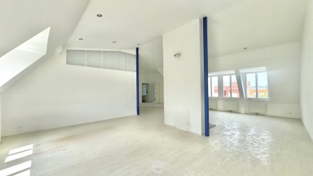 Stadtleben mit Panorama – Stilvolle Dachgeschosswohnung im Gründerzeithaus