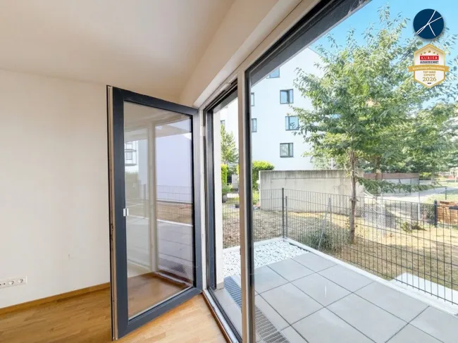 Ausgang auf die westseitige Terrasse mit Blick in den grünen Innenhof