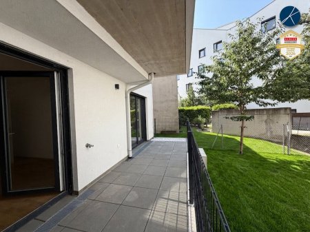 Westseitige Terrasse mit Blick in den grünen Innenhof