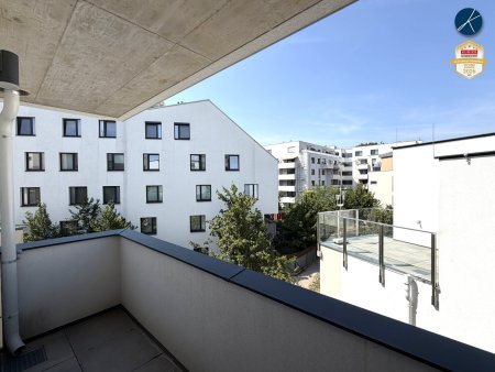Balkon mit Blick in den grünen Innenhof