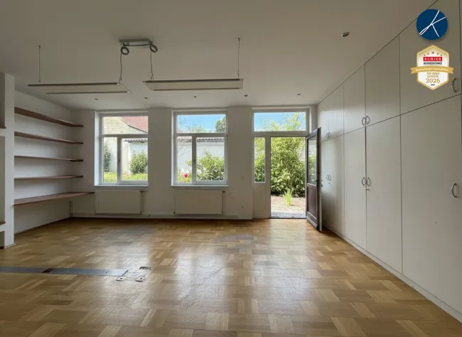 Büroraum mit Ausgang zur Atrium-Terrasse