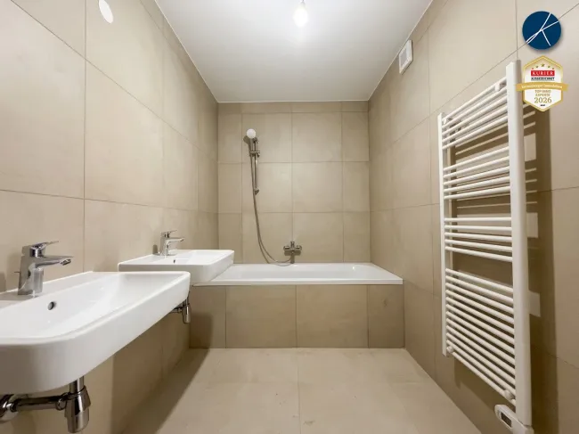 Badezimmer mit Doppelwaschbecken