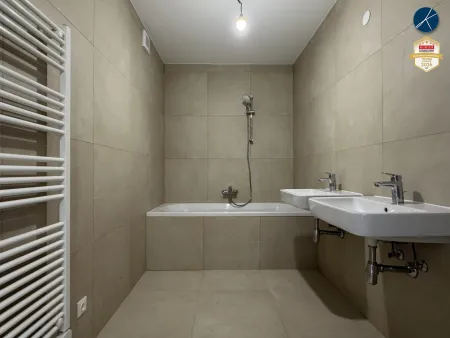 Badezimmer mit Doppelwaschbecken