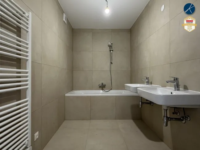 Badezimmer mit Doppelwaschbecken