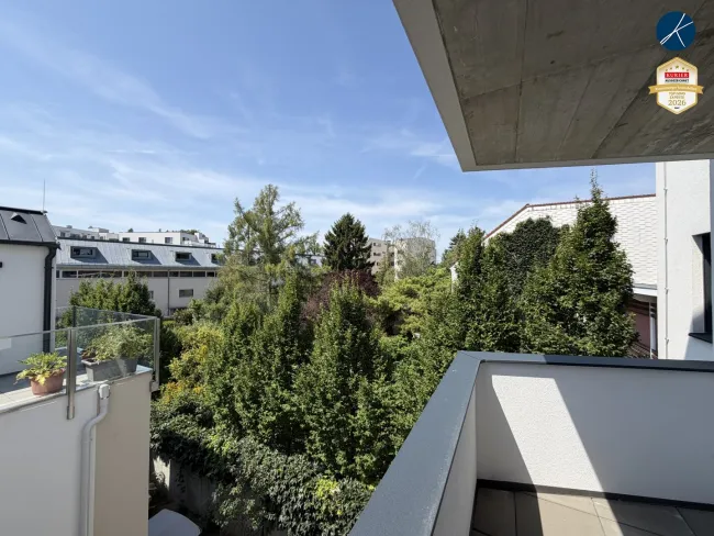 Balkon mit Blick in den grünen Innenhof
