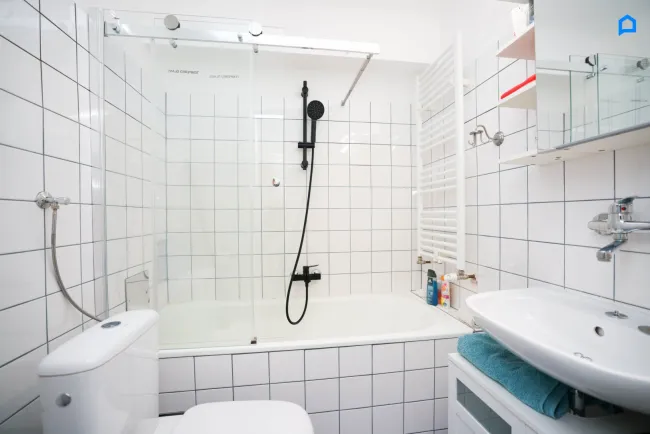 Charmante 2-Zimmer Wohnung mit Einbauküche und Lift in 1050 Wien – Top Preis! - Bild