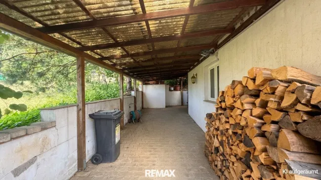 Lagerplatz neben Garage mit KI aufgeräumt