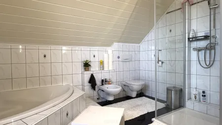 Dusche, WC und Eckbadewanne