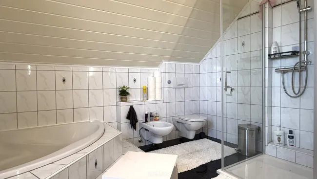 Dusche, WC und Eckbadewanne