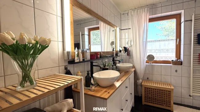 Badezimmer mit Dusche, WC und Eckbadewanne