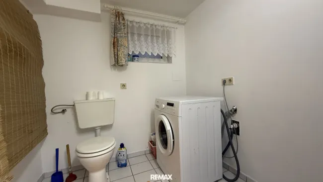 Waschraum mit WC und Dusche