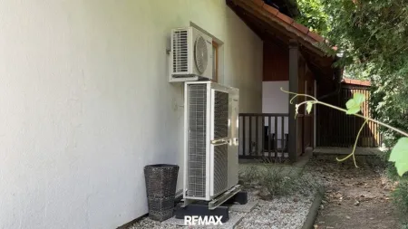 hinter dem Haus Luftwärmepumpe und Klimaaußengerät