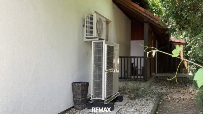 hinter dem Haus Luftwärmepumpe und Klimaaußengerät