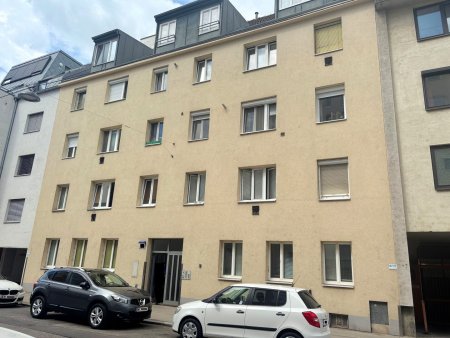 Vermietet bis Dezember 2028: kompakte 1-Zimmer Wohnung mit geräumigem Wohn-/Schlafraum, Küche samt Essplatz sowie separatem Bad und WC. Freier Mietzins!