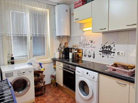 Vermietet bis Dezember 2028: kompakte 1-Zimmer Wohnung mit geräumigem Wohn-/Schlafraum, Küche samt Essplatz sowie separatem Bad und WC. Freier Mietzins!