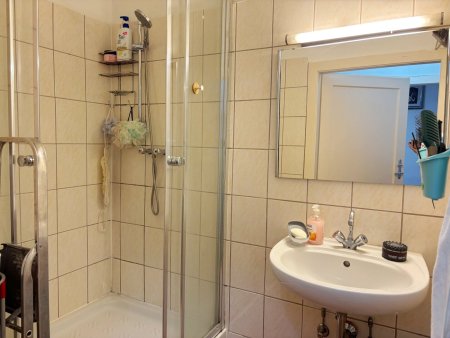 Vermietet bis Dezember 2028: kompakte 1-Zimmer Wohnung mit geräumigem Wohn-/Schlafraum, Küche samt Essplatz sowie separatem Bad und WC. Freier Mietzins!