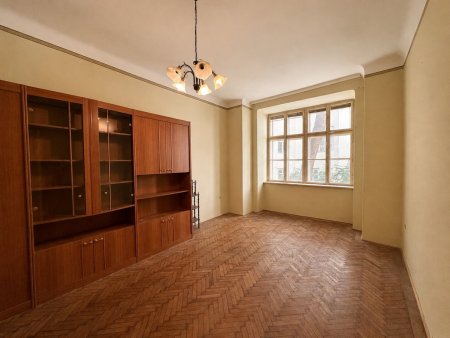 ***Sanierungsbedürftige 2,5 Zimmer-Altbauwohnung nahe Aumannplatz in ruhiger Innenhoflage***