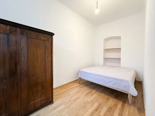 ***Sanierte 2-Zimmer-Altbauwohnung in Ruhelage mit guter Anbindung in die City*** - Bild