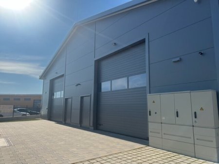 Neuwertiges Hochregallager 112-226m² in Strasshof, Stellplatz, Schnellbahn-Nähe, 10€/m²