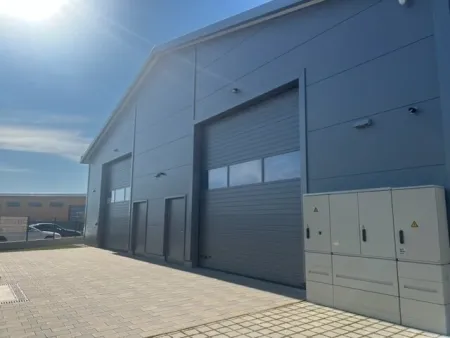 Neuwertiges Hochregallager 112-226m² in Strasshof, Stellplatz, Schnellbahn-Nähe, 10€/m² - Titelbild