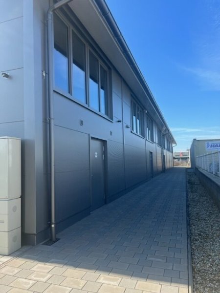 Neuwertiges Hochregallager 112-226m² in Strasshof, Stellplatz, Schnellbahn-Nähe, 10€/m²