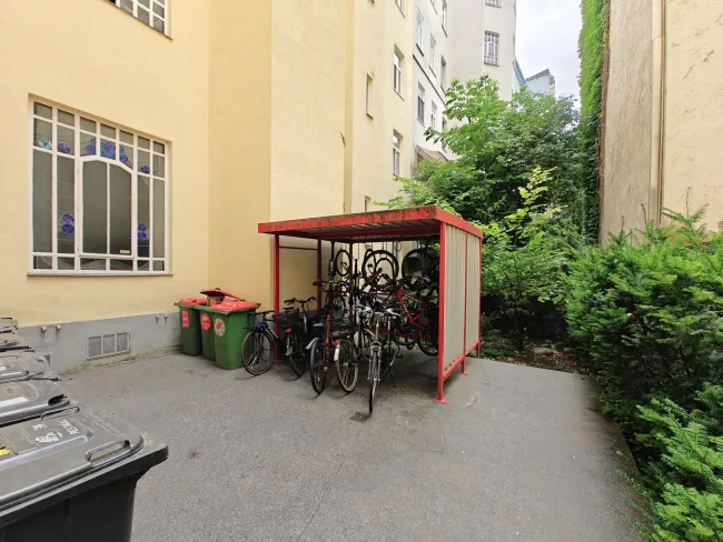 Nähe Hannovermarkt: Herrliche Dachgeschoßwohnung + Klimatisiert + Terrasse + Teilweise Fernblick + Hofruhelage - Bild