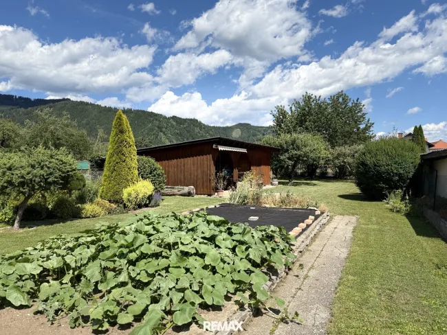 Garten mit Gartenlaube