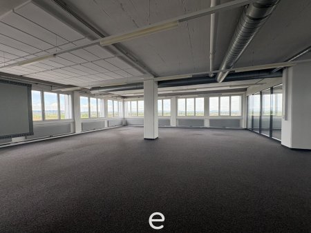 Moderne Büroflächen mit flexiblen Nutzungsmöglichkeiten – Gesamtfläche ca. 713 m² in Marchtrenk zu mieten!