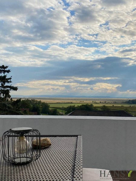 Über den Dächern von Neusiedl am See eröffnet sich eine Aussicht, die jeden Tag aufs Neue begeistert.