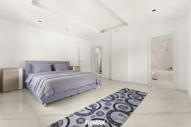 Schlafzimmer mit Badezimmer en Suite OG