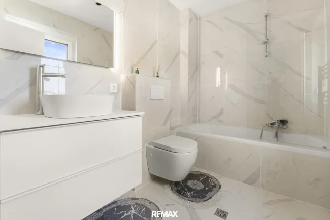 Badezimmer mit Badewanne OG