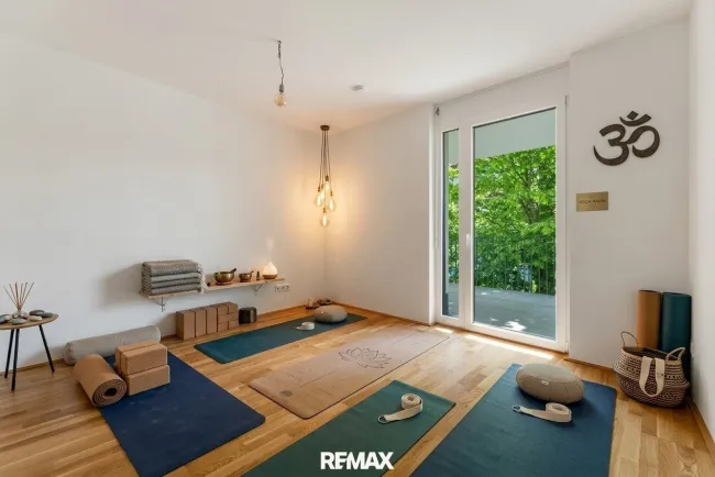 Eingerichteter Yoga Raum - KI Symbolfoto
